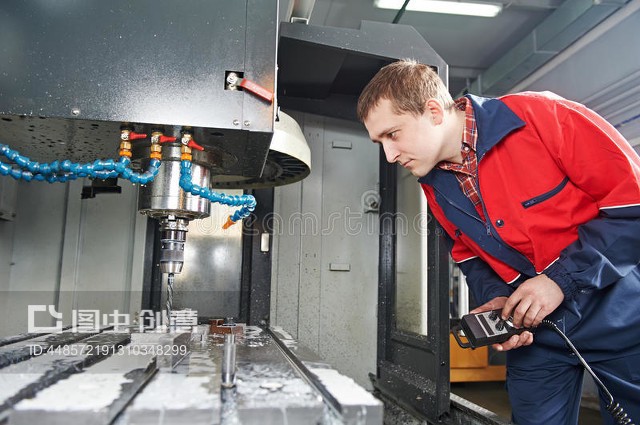 工人操作数控机床中心Worker operating CNC machine center